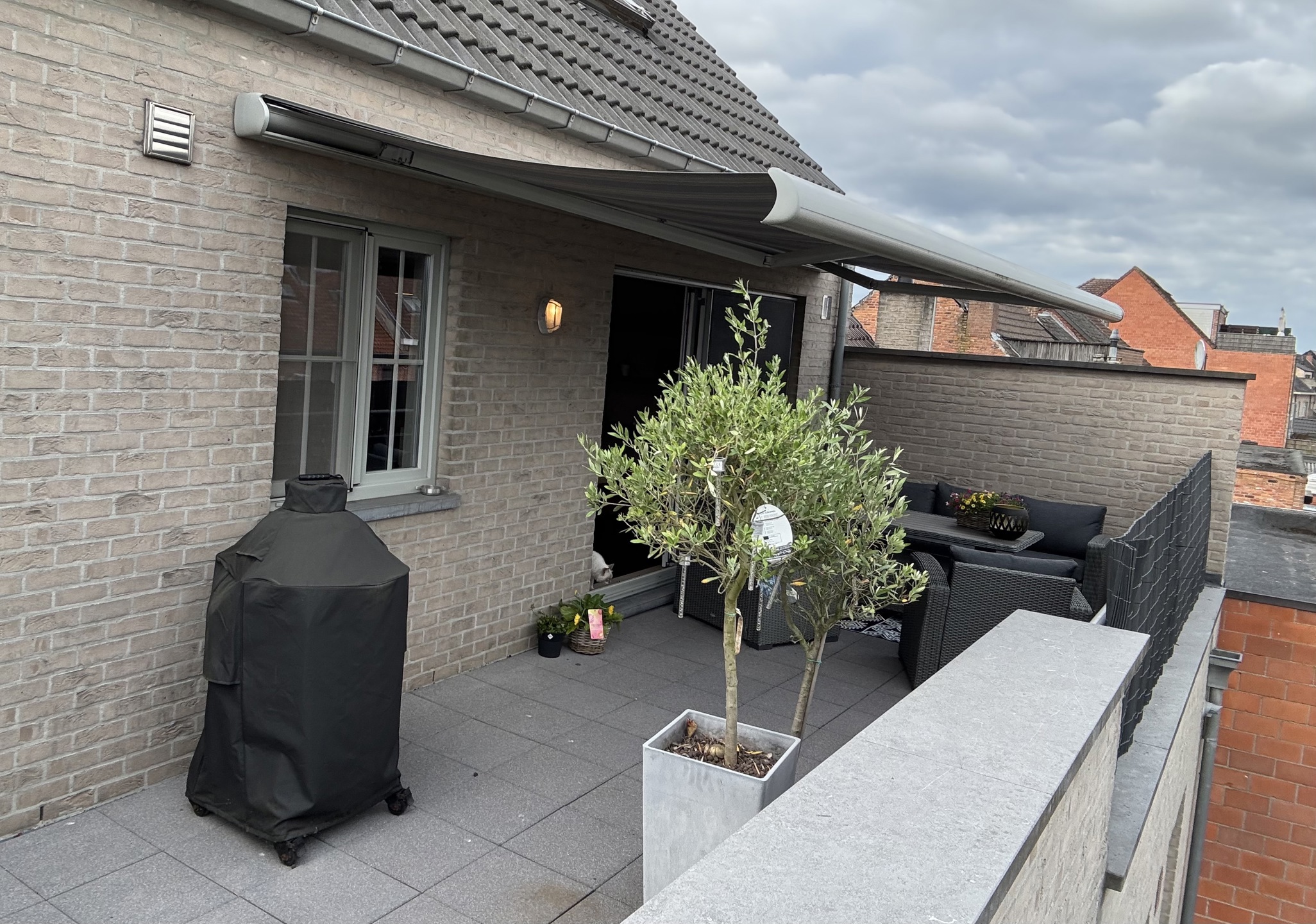 Ruim appartement met 4 slaapkamers en garage nabij centrum - foto 5