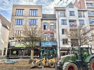 Gelegen in het hart van Antwerpen, op de levendige Paardenmarkt, vindt u dit karaktervolle handelshuis met een totale oppervlakte van ca. 135 m²...