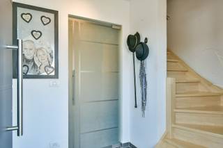 Welkom in de Groene-Herdersgoed 27 in Roeselare, een fantastische, energiezuinige woning gelegen in een rustige, residentiële wijk. Dankzij de gunstige ligging geniet u van een vlotte verbinding naar de snelweg én het levendige stadscentrum van Roeselare.<br /><br />Bij het binnenkomen wordt u verwelkomd in een stijlvolle inkomhal met apart gastentoilet. De lichtrijke leefruimte straalt warmte en gezelligheid uit en vloeit naadloos over in de volledig uitgeruste keuken met moderne toestellen en een praktisch kookeiland – de ideale plek voor wie van koken houdt. Op zonnige dagen wandelt u rechtstreeks de tuin in, waar u in alle rust kunt genieten van de zon en een heerlijk drankje.<br /><br />Op de bovenverdieping vindt u drie volwaardige slaapkamers, ingericht met het oog op optimaal comfort en nachtrust. De stijlvolle badkamer beschikt over een ruime inloopdouche, een ligbad, een badkamermeubel met lavabo en een tweede toilet.<br /><br />De buitenruimte is een absolute troef: een aangelegde tuin met een gezellige overkapping. U kiest op elk moment van de dag tussen zon en schaduw. Parkeren doet u eenvoudig op de ruime oprit, die plaats biedt aan meerdere wagens. Daarnaast beschikt de woning over een inpandige garage.<br /><br />De vermelde prijs is een richtprijs. Elk bod, hoger of lager dan deze prijs, wordt voorgelegd aan de eigenaar, die zich het recht voorbehoudt om dit te aanvaarden of te weigeren.