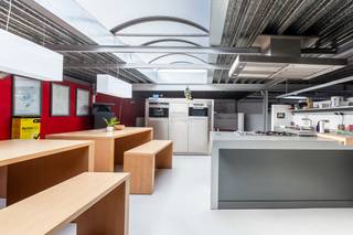 Op een strategische locatie in de industriezone klasse 1 te Merksem vindt u dit ruime bedrijfsgebouw met magazijn, kantoren en...