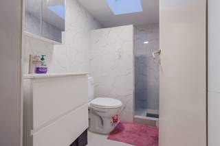 Ruime woning met veel potentieel nabij dynamische Dok Noord buurt & Station Gent-Dampoort
Bent u op zoek naar een ruime woning op een bruisende locatie, vlak bij Station Gent-Dampoort? Deze woning biedt tal van mogelijkheden en is deels te renoveren, waardoor u ze volledig naar uw eigen smaak kunt inrichten. Dankzij de royale ruimtes en gunstige ligging is dit een ideale thuisbasis. Bovendien bevindt de woning zich in de nabijheid van winkels, scholen en geniet ze van een vlotte bereikbaarheid met zowel het openbaar vervoer als de invalswegen.
Indeling als volgt:
Gelijkvloers: Inkomhal, Lichtrijke leefruimte die doorloopt naar de ruime keuken (voorzien van aansluiting voor een vaatwasser)
Dankzij een lichtkoepel geniet de keuken van extra natuurlijke lichtinval
Eerste verdieping: Badkamer met ligbad, 1 zeer ruime slaapkamer, 1 kleinere slaapkamer met zicht op de Sint-Salvatorkerk
Tweede verdieping: 1 zeer ruime slaapkamer, 1 kleinere slaapkamer met zicht op de Sint-Salvatorkerk
Belangrijkste troeven
- Royale woonruimtes
- Supermarkten en voorzieningen op wandelafstand
- Gelegen in een opkomende, dynamische buurt
- Vlotte verbinding met openbaar vervoer
Renovatieplicht: Nee
Heeft deze woning uw interesse gewekt? Contacteer ons voor een bezoek!