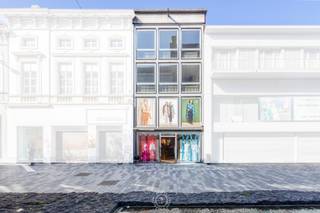 Gelegen in de Stationsstraat, dé commerciële ader van Sint-Niklaas, bevindt zich dit veelzijdig handelshuis met tal van mogelijkheden voor...