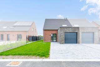 <strong>Op zoek naar een moderne woning op een goede locatie? Ontdek deze twee volledig afgewerkte en direct bewoonbare huizen in Saint-Léger!</strong>
<ul>
<li>E45</li>
<li>Helder</li>
<li>Prachtig uitzicht op het platteland</li>
<li>3 slaapkamers</li>
<li>Inpandige garage</li>
<li>Energetisch</li>
</ul>
Kavel 8 is volledig afgewerkt, inclusief schilderwerk, verlichting en tuinaanleg. <br /><br />Interesse? Neem contact met ons op!
