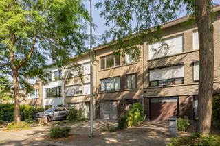 <p>Aan de Buizegemlei in Edegem bevindt zich dit veelzijdige gebouw met twee appartementen, een garage, oprit en gemeenschappelijke tuin. Een pand met karakter én interessante toekomstperspectieven voor wie op zoek is naar een investering of een project met potentieel.</p><p><br /></p><p>Het gelijkvloers beschikt over een inkomhal, garage, technische ruimte, achterliggende werkplaats en een aangename gemeenschappelijke tuin. Vooraan biedt de oprit extra parkeergelegenheid.</p><p><br /></p><p>Op de eerste en tweede verdieping bevinden zich twee ruime appartementen met leefruimte, keuken met terras, badkamer, apart toilet, slaapkamers en een bijkomende kamer die kan dienen als bureau, dressing of hobbyruimte.</p><p><br /></p><p>De combinatie van de bestaande units, de beschikbare ruimtes en de projectmogelijkheden maakt van dit pand een unieke opportuniteit op een centrale locatie, vlakbij winkels, scholen, openbaar vervoer en belangrijke invalswegen.</p><p><br /></p><p><strong>Een eigendom die vandaag rendement biedt (26.400 euro/jaar) en tegelijk ruimte laat voor nieuwe ideeën.</strong></p>