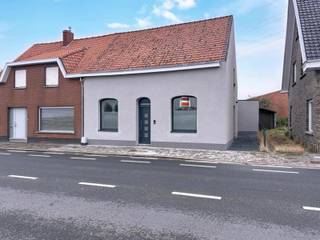 Volledig afgewerkte halfopen woning op een centrale locatie, bestaande uit een inkomhal met gastentoilet, ruime slaapkamer of polyvalente...