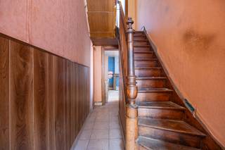 <p>Ben jij een handige harry, een investeerder of een starter die droomt van een woning die je volledig naar eigen smaak kunt inrichten? Zoek niet verder! Deze karaktervolle kluswoning biedt een fantastische basis om jouw woondromen werkelijkheid te maken.</p><p>Met een slimme aanpak tover je dit pand om tot een modern en gezellig thuis.</p><h3>De troeven op een rij:</h3><ul><li><p><strong>Potentieel:</strong> De woning dient volledig gerenoveerd te worden, wat je de unieke kans geeft om de indeling en afwerking 100% zelf te bepalen.</p></li><li><p><strong>Ruimte:</strong> Beschikt over een potentieel lichtrijke leefruimte, een aparte keukenruimte en <strong>2 volwaardige slaapkamers</strong> op de bovenverdieping.</p></li><li><p><strong>Buitenruimte:</strong> De <strong>knusse, kleine koer</strong> is een heerlijke plek voor een groen stadsplekje, een gezellig terras of een zomers koffiemoment in de buitenlucht.</p></li><li><p><strong>Locatie:</strong> Gelegen in een aangename buurt met alle nodige voorzieningen zoals winkels, scholen en openbaar vervoer binnen handbereik.</p></li></ul><p><strong>Interesse om de handen uit de mouwen te steken?</strong></p><p>Neem vandaag nog contact met ons op voor meer informatie of om een bezichtiging in te plannen. Dit project laat je best niet aan je voorbijgaan!</p>