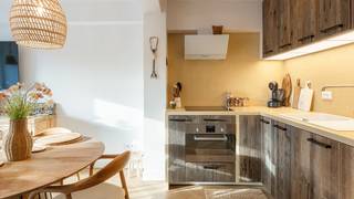 Dit appartement is goed gelegen aan de achterzijde van de Zeedijk in de onmiddellijke omgeving van winkels, zee, en openbaar vervoer.Recent vernieuwd...