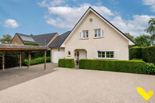 Stijlvolle woning waar rust en comfort samenkomen.<br /><br />Welkom in deze sfeervolle woning aan Korte Heistraat 23 in Mol, waar comfort, kwaliteit en gezelligheid perfect samenkomen. Deze instapklare woning werd met veel zorg onderhouden en afgewerkt met duurzame en hoogwaardige materialen, wat meteen zorgt voor een warm thuisgevoel.<br /><br />De lichtrijke leefruimtes stralen een stijlvolle en klassevolle uitstraling uit en vormen de ideale plek om in alle rust te genieten met familie en vrienden. De tijdloze afwerking en verzorgde inrichting maken van deze woning een echte blikvanger.<br /><br />De prachtige orangerie met zicht op de tuin vormt een extra troef en zorgt het hele jaar door voor een unieke beleving van licht en ruimte. Aansluitend bevindt zich het overdekte terras, uitgerust met screens en verwarming, waardoor u in elk seizoen comfortabel buiten kan genieten.<br />Ook buiten is het puur genieten: de perfect onderhouden tuin biedt volledige privacy en vormt een prachtig verlengstuk van de woning. Een ideale plek om te ontspannen en gezellige momenten door te brengen in een groene omgeving.<br /><br />Dankzij de uitstekende staat van onderhoud, kwalitatieve afwerking en aangename ligging is dit een woning waar u zonder zorgen meteen kan intrekken. Een unieke kans voor wie op zoek is naar een sfeervolle, stijlvolle en klassevolle thuis in Mol.