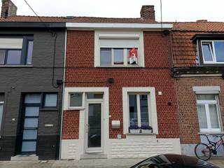 <strong>Kortrijk - Zeer verzorgde instapklare woning met tuin te koop.</strong>
<p>Op zoek naar een woning waar u meteen kunt intrekken? Deze uiterst verzorgde instapklare woning met tuin combineert comfort, ruimte en een hoogwaardige afwerking.</p>

<p>Bij het binnenkomen wordt u verwelkomd in een nette inkomhal. De gezellige leefruimte sluit naadloos aan op de moderne, volledig uitgeruste keuken. De luxueus vernieuwde badkamer (5 jaar geleden gerenoveerd) is een echte blikvanger en beschikt over een professionele hammam voor ultieme ontspanning.</p>

<p>Op de <u>eerste verdieping</u> bevinden zich twee ruime slaapkamers, waarvan één met een praktische dressing. De geïsoleerde zolder op de <u>tweede verdieping</u> biedt de mogelijkheid om eenvoudig een extra slaapkamer of hobbyruimte te creëren. Daarnaast beschikt de woning over een droge kelder.</p>
<strong>Troeven:</strong>

<ul><li>Instapklaar en recent volledig herschilderd</li><li>Luxueuze badkamer met professionele hammam</li><li>LED-verlichting in de volledige woning</li><li>Waterverzachter</li><li>Conforme elektriciteitskeuring</li><li>Geïsoleerde zolder met uitbreidingsmogelijkheden</li><li>Droge kelder</li><li>Gezellige tuin</li></ul>
Een woning die kwaliteit, comfort en potentieel perfect combineert.