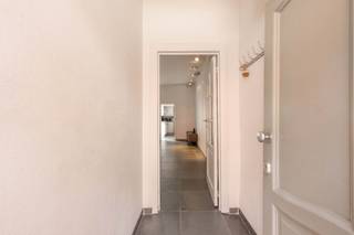 Deze charmante stadswoning is uitstekend gelegen op wandelafstand van de Markt van Tielt, in de Hoogstraat 15. De woning bevindt zich op een perceel van 85 m² en beschikt over een bewoonbare oppervlakte van 111 m². Dankzij de centrale ligging bevinden winkels, bakkers, slagers, scholen, openbaar vervoer en tal van andere voorzieningen zich allemaal op korte afstand.<br /><br />PLUSPUNTEN:<br />* CENTRALE LIGGING | OP WANDELAFSTAND VAN DE MARKT VAN TIELT<br />* CONFORME ELEKTRISCHE KEURING<br />* GEEN RENOVATIEPLICHT | EPC-label C<br />* GEZELLIG TERRAS &amp; ZONNIG DAKTERRAS<br />* IDEALE STARTERSWONING | INVESTERINGSEIGENDOM<br /><br />INTERIEUR:<br />Via de inkomhal komt u binnen in de gezellige leefruimte, die bestaat uit een aangename zit- en eetruimte. De centraal gelegen pelletkachel zorgt hier voor extra sfeer en warmte. Aansluitend bevindt zich de ingerichte keuken, uitgerust met een kookplaat, dampkap, spoelbak, koelkast en oven. Daarnaast is er een praktische berging aanwezig.<br /><br />Vanuit de keuken zorgt een schuifraam voor een rechtstreekse verbinding met het terras, waardoor binnen- en buitenruimte mooi met elkaar verbonden worden. Via het terras zijn bovendien het buitentoilet en een extra bergruimte/wasruimte bereikbaar.<br /><br />Op de eerste verdieping bevinden zich een ingerichte dressing, een badkamer voorzien van een douche, toilet en lavabo met meubel, evenals een ruime eerste slaapkamer die geschikt is als tweepersoonskamer.<br /><br />De tweede verdieping is volledig ingericht als tweede slaapkamer en biedt hierdoor een extra private ruimte, ideaal voor een kinderkamer, logeerkamer of thuiskantoor.<br /><br />EXTERIEUR:<br />Achteraan beschikt de woning over een gezellige stadstuin met vijver, een aangename plek om in alle rust van het buitenleven te genieten. Via een trap in de tuin bereikt u bovendien het zonnige dakterras, waar u optimaal kunt genieten van de zon en de centrale ligging.