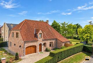 <p><span>Tijdloze open bebouwing op ca. 10 are, pal in het centrum van Borgloon<br />met 4 mogelijk 5 slaapkamers en garage. <br /><br />* EPC C geen renovatieplicht *asbestveilig</span><span><br /><br />Op zoek naar een ruime gezinswoning met een mooie tuin, een praktische indeling én een<br />uitstekende ligging? Deze tijdloze open bebouwing is gelegen op een mooi perceel van ca. 10 are,<br />pal in het centrum van Borgloon. Een bijzonder aangename combinatie van ruimte, rust en een<br />centrale ligging.  <br /><br />Via de inkomhal met gastentoilet komen we in de ruime en lichtrijke leefruimtes.<br />De eetkamer staat rechtstreeks in verbinding met de open keuken, die op haar beurt toegang biedt<br />tot het terras en de tuin. Aansluitend bevindt zich de ruime zithoek, waar grote raampartijen zorgen<br />voor een aangename hoeveelheid natuurlijk licht.</span></p><p><span>Op de gelijkvloerse verdieping beschikt de woning bovendien over een grote badkamer, uitgerust met<br />een ligbad, aparte douche, toilet en dubbele lavabo. De reeds aanwezige praktische inbouwkasten <br />zorgen voor extra bergruimte. Eveneens op dit niveau bevindt zich een eerste slaapkamer, die <br />uiteraard ook perfect dienst kan doen als bureauruimte, hobbykamer of speelkamer.<br />Een belangrijke troef is de inpandige garage, met rechtstreekse toegang tot de woning.  <br /><br />Op de eerste verdieping bevinden zich nog drie ruime slaapkamers waarvan 1 met dressing. <br />Daarnaast is er een grote zolderruimte aanwezig. Mits enkele beperkte ingrepen biedt deze <br />ruimte mogelijkheden om bijkomende kamers te creëren, waardoor de woning ook voor een groter <br />gezin bijzonder interessant is. <br />Buiten beschikt de woning over een ruime en mooi aangelegde zijdelingse inrit, met voldoende <br />parkeer-mogelijkheden. <br />Ook energetisch beschikt deze woning over een interessant profiel: met een EPC-score van <br />224 kWh/m²jaar (label C)  valt de woning </span><span>niet</span><span> onder de renovatieplicht. <br />Daarnaast werd de woning </span><span>asbestveilig </span><span>bevonden, wat voor extra gemoedsrust zorgt.<br /><br />De troeven op een rij:<br />*Open bebouwing op een mooi perceel van ca. 10 are<br />*Gelegen pal in het centrum van Borgloon<br />*Tijdloze uitstraling<br />*Ruime en lichtrijke leefruimtes<br />*Open keuken met toegang tot terras<br />*4 slaapkamers, waarvan 1 op het gelijkvloers<br />*Grote zolderruimte met mogelijkheden tot uitbreiding<br />*Ruime badkamer met ligbad, douche en dubbele lavabo<br />*Inpandige garage<br />*Ruime zijdelingse inrit<br />*Mooi aangelegde buitenruimte<br />*EPC-label C – 224 kWh/m²jaar DUS </span><span>geen</span><span> renovatieplicht<br />*Asbestveilig<br /><br />Een ruime gezinswoning op een mooi perceel, met een bijzonder centrale ligging <br />in Borgloon met heel wat mogelijkheden voor de toekomst.<br /><br />Wenst u een bezoek ter plaatse neem dan contact via 012.26.22.05 </span></p><p><span><span>www.hetimmohuis.be</span></span><span> </span></p><p><span> </span></p>