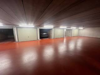Res. Val Joly.<br />Garage box facilement accessible, idéalement située sur Kustlaan, près d'Albertplein.<br />Cette garage box se trouve au niveau -2 et est équipée d'un nouveau portail sectionnel électrique.<br />Ref. G710