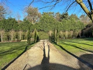 <p>Dit perceel bouwgrond maakt één geheel uit met het aanpalend eigendom in de Gaaiendreef 13 en vormt een parktuin. Het perceel heeft een oppervlakte van 4.169m² met een straatbreedte van maar liefst 65m breed, rustig gelegen in een autoluwe residentiële verkaveling. Trapeziumvormige configuratie en bouwrijp. Het eigendom situeert zich in de 'Zeurt’, een bestaande verkaveling aansluitend bij het Peerdsbos (bosdomein over schoten en Brasschaat) en Elshout (Brasschaat/Schoten). Brasschaat Open Golf &amp; Country Club" STRONG is bereikbaar in 10 minuten.  </p>
<p>Volgende bouwvoorschriften zijn van toepassing: Maximaal 250m² gelijkvloerse bouwoppervlakte (inclusief eventuele bijgebouwen), bouwdiepte 21m, bouwbreedte: 2/3 van de perceelgrens, kroonlijst op maximaal 6m hoogte, vrije dakvorm (plat of hellend dak tussen 35° en 55°).</p>
<p>Bijgebouw mogelijk in de achtertuinstrook van maximaal 125m² met een kroonlijsthoogte van maximum 3m (dit gebouw mag geen garage of carport zijn). Gedetailleerde bouwvoorschriften op eenvoudig verzoek te verkrijgen. Stedenbouwkundige inlichtingen in aanvraag.</p>