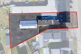 Ruim handelspand met winkel- en magazijnruimte en een ruim woongedeelte op een perfecte zichtlocatie langs de Beringersteenweg in Zonhoven.Centraal...