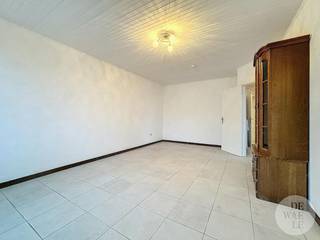 Deze ruime woning is centraal gelegen in Meeuwen en biedt een aangename woonomgeving met alle dagelijkse voorzieningen binnen handbereik. Dankzij de gunstige ligging geniet u bovendien van een vlotte verbinding naar onder andere Genk en omliggende gemeenten. De woning beschikt daarnaast over een garage, wat zorgt voor extra comfort en parkeergelegenheid.<br /><br />Algemeen: <br />- verwarming op aardgas; <br />- EPC label F ;<br />- Dubbele beglazing. <br /><br />Indeling: <br />- Inkomhal<br />- Woonkamer<br />- Keuken <br />- 3 slaapkamers<br />- Badkamer <br />- Apart toilet<br />- Garage<br />