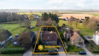 Open bebouwing met 3 slaapkamers en ruime tuin te koop in Wachtebeke!<br /><br />In de Cornilstraat 11 te Wachtebeke vindt u deze open bebouwing met een bewoonbare oppervlakte van 241 m² op een perceel van 1.464 m². De woning beschikt over 3 slaapkamers, een garage en een ruime tuin met mooie, volwassen bomen achteraan het perceel. Dankzij het EPC-label D geldt er bovendien geen renovatieverplichting.<br /><br />Troeven:<br />- Open bebouwing<br />- Bewoonbare oppervlakte: 241 m²<br />- Perceel van 1.464 m²<br />- 3 slaapkamers<br />- Garage<br />- EPC-label D – geen renovatieverplichting<br />- Grote tuin met aangelegde bomen<br />- Zolder met uitbreidingsmogelijkheden<br /><br />Indeling:<br />Via de inkomhal komt u in de leefruimte met eetplaats. Deze lichtrijke ruimte geeft toegang tot de veranda met zicht op de tuin. Vanuit de leefruimte bereikt u ook de keuken, die aansluit op de garage. Op het gelijkvloers bevinden zich daarnaast twee slaapkamers en de badkamer. Op de eerste verdieping is er een ruime derde slaapkamer en een grote zolderruimte, die mits afwerking nog kan worden ingericht als extra slaapkamers, hobbyruimte of bureau. Buiten geniet u van een ruime tuin met volwassen bomen, ideaal voor wie houdt van rust, groen en privacy.<br /><br />