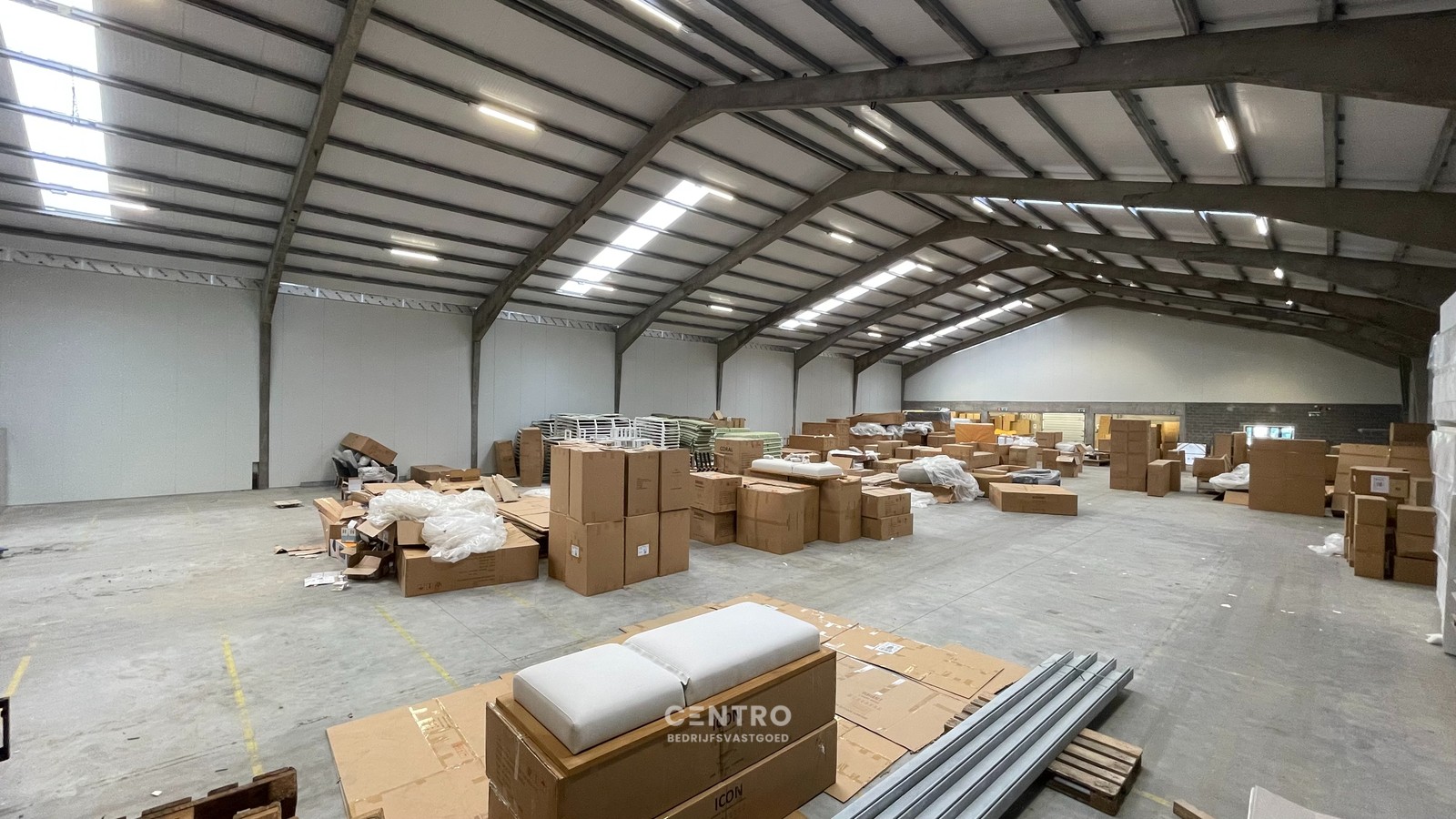 Instapklare MAGAZIJN (1.200m², voorzien van 2 LAADKADEN (met levellers), elektrische sectionaalpoort en verhard terrein (voor- en achterkant) op industriezone te Gistel. - photo 5