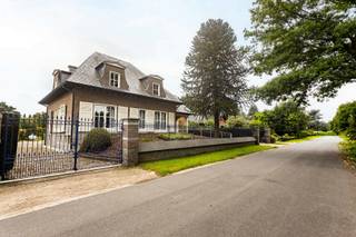 <p>Te koop te Berlare! <br />Op een mooi perceel van ongeveer 1.000 m² bevindt zich dit ruime en stijlvolle villa dat rust, comfort en functionaliteit moeiteloos combineert.<br />Gelegen op wandel van het natuurdomein het Broek.<br />De woning straalt karakter en ruimte uit dankzij de hoge plafonds, grote raampartijen en met prachtige antieke schouwen. Deze elementen zorgen samen voor een warme, authentieke uitstraling en een open, lichtrijk woongevoel. Vanuit de leefruimtes geniet je van een uitzicht over de velden.<br />Woning kan perfect dienen als kangoeroewoning, praktijk,.. tal van mogelijkheden.<br />Ruime inkomhal<br />2 Lichtrijke leefruimte met zit- en eetgedeelte<br />Karaktervolle schouwen<br />Volledig uitgeruste keuken met zicht op de tuin<br />Mogelijkheid tot bureauruimte op het gelijkvloers<br />Aansluitend bevindt zich de eerste badkamer met douche<br />De eerste verdieping van de woning kan bereikt worden via de personenlift of via de traphal<br />Bovenverdieping met 4 ruime slaapkamers en 2 badkamers met ligbad en douche<br />Extra troeven:<br />Volledig onderkelderd met ruimte voor meerdere wagens, hobbyruimte of stockage<br />Automatische poort voor extra comfort<br />Buitengarage<br />De woning is volledig asbestveilig<br />Graag een bezoek ter plaatse? Contacteer Bernhard op 0476 022 089 of mail naar bernhard@cornelis-goeman.be voor een afspraak.</p>