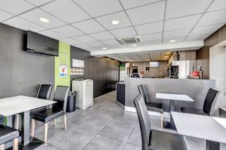 <p>Voor meer info of een bezoek, bel 053 59 49 33 - <strong>BUITENKANS</strong> - In het centrum van Baardegem vinden we deze <strong>welbekende</strong> <strong>frituur + woonst </strong>terug. De indeling van deze <strong>frituur</strong> is als volgt: een ruime eetplaats, koeltoog, werkplaats en een aparte sanitaire ruimte. Achteraan vinden we ook nog een <strong>grote keuken</strong> terug met verschillende stockageplaatsen en een <strong>koelcel</strong>. Via een <strong>aparte ingang</strong> kunnen we ook de woning betreden. <strong>Deze woning kan ook verhuurd worden</strong>. De indeling van de woning is als volgt: een inkomhal via de veranda, keuken, badkamer, leefruimte en <strong>3 ruime slaapkamers</strong>. De Verkoopprijs is <strong>inclusief het handelsfonds</strong> voor een bedrag van <strong>40 000€</strong> en is verplicht mee aan te kopen. <strong>Gunstige EPC-labels (C en D) - Unieke investeringskans</strong></p>