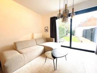 Modern 1 slaapkamer appartement (bouwjaar 2021) met zuidherichte tuin.<br /><br />Dit recente appartement uit 2021 is een interessante opportuniteit voor wie op zoek is naar comfortabel en energiezuinig wonen. De leefruimte is aangenaam licht dankzij de grote ramen en geeft rechtstreeks uit op de zuidgerichte tuin met beregeningsinstallatie.<br /><br />De open keuken sluit mooi aan op de woonkamer en is praktisch ingericht. Verder beschikt het appartement over een volwaardige slaapkamer en een nette, moderne badkamer.<br /><br />Er is bovendien een aparte wasberging binnen, wat zorgt voor extra comfort in het dagelijks gebruik.<br /><br />Buiten is er een privatieve berging die aansluit op de tuin, handig voor het opbergen van tuinmateriaal. Daarnaast is er een gedeelde fietsen- en afvalberging voorzien.<br /><br />Extra troef zijn de aanwezige zonnepanelen, die bijdragen aan een lagere energiekost.<br /><br />Kortom, een verzorgd en instapklaar appartement met een aangename buitenruimte.<br /><br />Interesse? Neem gerust contact op voor meer info of een bezoek.