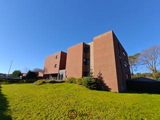 🏡 Appartement te huur in Genk – gelijkvloers wonen met tuin en overdekt terras<br /><br />Ben je op zoek naar een appartement te huur in Genk waar rust, buitenruimte en comfort mooi samenkomen? Dan is dit appartement aan de Maïsstraat 4 in Genk absoluut het ontdekken waard. Je woont hier in een rustige, groene omgeving en geniet tegelijk van een praktische indeling, twee slaapkamers en een fijne tuin met namiddag- en avondzon.<br /><br />Dit is zo’n plek waar je elke dag comfortabel thuiskomt. Het overdekte terras van 13 m² en het omheinde, onderhoudsvriendelijke tuintje van 55 m² zorgen voor extra leefruimte, zowel binnen als buiten. Ideaal als je graag buiten zit, maar geen grote zorgen wil over onderhoud.<br />Indeling<br /><br />Leefruimte en keuken:<br />Het appartement beschikt over een aangename leefruimte met veel contact naar buiten toe. Dankzij de directe aansluiting op het terras en de tuin geniet je hier van een open en luchtig gevoel.<br />Slaapkamers:<br />Er zijn 2 slaapkamers, wat dit appartement geschikt maakt voor koppels, kleine gezinnen of alleenstaanden die graag een extra kamer hebben als bureau, hobbyruimte of logeerkamer.<br />Buitenruimte:<br />Een grote troef is zonder twijfel het overdekte terras van 13 m², waar je ook op minder zonnige dagen gezellig buiten kan zitten. Aansluitend vind je het volledig omheinde tuintje van 55 m², onderhoudsvriendelijk aangelegd en perfect georiënteerd voor wie houdt van namiddag- en avondzon.<br /><br />Troeven<br />Overdekt terras van 13 m²<br />Omheinde en onderhoudsvriendelijke tuin van 55 m²<br />Genieten van namiddag- en avondzon<br />Ondergrondse parkeerplaats en berging inbegrepen<br />Gelegen in een rustige en groene woonomgeving<br /><br />Gemeenschappelijke kost: 90 € /maand<br /><br />Ligging &amp; omgeving<br />Dit appartement in Genk is gelegen aan de Maïsstraat 4, in een buurt waar je geniet van een aangename combinatie van rust en bereikbaarheid. De groene omgeving geeft meteen een prettig gevoel van ruimte en kalmte. Dat maakt dit een interessante keuze voor wie op zoek is naar een gelijkvloers appartement met tuin in Genk of een appartement met 2 slaapkamers in een rustige buurt.<br />Wonen in deze omgeving betekent comfortabel thuiskomen in een buurt waar je kan genieten van stilte, groen en privacy. Tegelijk blijft Genk een stad met tal van voorzieningen, winkels, scholen en vlotte verbindingsmogelijkheden binnen bereik. Voor wie graag rustig woont maar toch een goede uitvalsbasis zoekt, zit hier helemaal goed.<br /><br />Heb je interesse om dit pand zelf te ontdekken? Contacteer ons op verhuur@optie-m.be of plan je bezoek via onze website met de knop "Ik ben kandidaat". <br /><br />Wil je weten wat jouw woning waard is? Contacteer ons gerust via bovenstaande gegevens.