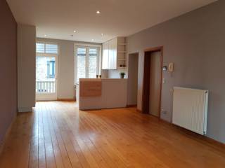 In het centrum van Diksmuide, op wandelafstand van de Grote Markt, openbaar vervoer en diverse winkels, bevindt zich dit lichtrijk appartement. <br /><br />Bij het binnenkomen van het appartement treffen we de ruime leefruimte met open keuken. De keuken bestaat uit een fornuis, dampkap, spoelbak, koelkast met vriesvak en héél wat opbergkasten. Vanuit de keuken is er de toegang tot het terras.<br /><br />Het appartement biedt ook nog een zeer ruime slaapkamer, een extra kamer die kan gebruikt worden als slaapkamer of dressingruimte. De badkamer biedt een ligbad, een wastafel, een toilet en voldoende opbergruimte. <br /><br />Het appartement wordt verwarmd op aardgas én is voorzien van dubbele beglazing.<br /><br />Beschikbaar vanaf: overeen te komen.<br /><br />