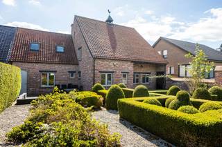 Deze prachtige, gerenoveerde woonst combineert authentieke charme met hedendaags wooncomfort. Gelegen in een rustige omgeving (maar toch...