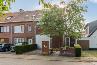 <div><div> <p>Ruime woning met eigentijdse architectuur in het centrum van Wommelgem.</p><p>Deze ruime en lichtrijke woning is centraal gelegen in Wommelgem en werd gebouwd in 2008, met een uitbreiding in 2019. De woning heeft een uiterst verzorgde afwerking en een doordachte indeling. De inkomhal geeft toegang tot de leefruimte met open keuken, uitgerust met een lange kastenwand en kookeiland. Het hoge plafond en de grote raampartijen over de volledige achtergevel zorgen voor veel lichtinval en een directe verbinding met de oostgerichte tuin, die beschikt over twee terrassen en een zonneluifel. Op de eerste verdieping bevinden zich twee slaapkamers van 11 m², bereikbaar via een dressing die ook als thuiskantoor kan dienen. De badkamer is voorzien van een inloopdouche, ligbad, wastafelmeubel en toilet, met ernaast een tweede dressing voor extra bergruimte. De derde slaapkamer van 15 m² bevindt zich op de tweede verdieping en geeft toegang tot een extra zolderberging. Alle slaapkamers zijn voorzien van airco. De inpandige garage doet ook dienst als was- en bergruimte, met ruimte voor de fietsen. Daarnaast is er een oprit met plaats voor een extra wagen. De woning beschikt over centrale verwarming op gas, met een ATAG-ketel uit 2024, gedeeltelijke vloerverwarming en zonnepanelen, geplaatst in 2023. Kortom, een ruime gezinswoning met drie slaapkamers, tuin en garage, gelegen in het centrum van Wommelgem.</p></div> </div>