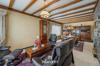 Interesse? Meer informatie op www.SWEVERS.be. - Deze vrijstaande gezinswoning in de Klokstraat 25 in Boekt ligt in een rustige doodlopende straat op een ruim perceel van 15a 84ca. De woning werd gebouwd in 1967 en is doorheen de jaren goed onderhouden, met onder andere vernieuwde ramen (2004) en een nieuw overzetdak (2015). Met een bewoonbare oppervlakte van 174 m² biedt het huis mogelijkheden om het interieur naar eigen smaak te moderniseren.<br /><br />Op het gelijkvloers bevinden zich een lichtrijke woonkamer, een ruime keuken met eetkamer en een veranda met uitzicht op de westelijk georiënteerde, zonnige tuin die grenst aan woonpark Kayenberg. De woning telt vier slaapkamers en twee badkamers, waarvan één slaapkamer met badkamer op het gelijkvloers (gerealiseerd in 2017).<br /><br />Verder beschikt de woning over een ruime kelder van 82 m², een garage en twee opritten. De ligging in de levendige buurt Boekt is ideaal voor gezinnen, met scholen, winkels en ontspanning op wandelafstand en een snelle verbinding met de E314. Daarnaast liggen verschillende natuurgebieden vlakbij. Bel ons vandaag nog voor een persoonlijke rondleiding. Wij van Swevers Real Estate helpen je maar al te graag verder. tel. 011 255 155. Bron bewoonbare oppervlakte: EPC-verslag.