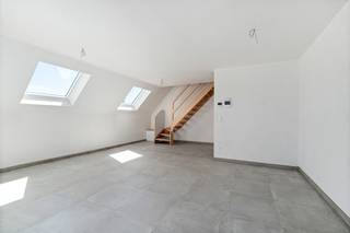 Te koop: modern gesloten appartement in het centrum van Lebbeke, op wandelafstand van winkels, openbaar vervoer en het treinstation.<p><br /></p><p>Dit nieuwbouwappartement (bouwjaar 2024) wordt volledig instapklaar opgeleverd, inclusief nieuwe keuken, badkamer en afwerking – reeds inbegrepen in de prijs. Bij aankoop kan, indien aan de voorwaarden voldaan wordt, het verlaagde BTW-tarief van 6% toegepast worden. Geniet van een gezellig, zongericht terras en drie volwaardige slaapkamers. Een overdekte staanplaats is verplicht mee aan te kopen (€ 18.000). De ligging in het hart van Lebbeke biedt alle voorzieningen binnen handbereik.</p><p><br /></p><p>Belangrijkste ruimtes:<br />• Ruime living (24 m²) met veel lichtinval<br />• Volledig ingebouwde keuken (6 m²)<br />• Eetkamer (9 m²)<br />• Drie slaapkamers (17 m², 12 m², 9 m²)<br />• Badkamer (8 m²) met dubbele spoelbak en inloopdouche<br />• Dressing (4 m²)<br />• Berging (3 m²)<br />• Inkomhal (6 m²)<br />• Apart toilet (2 m²)<br />• Zongericht terras (11 m²)</p><p><br /></p><p>Troeven:<br />• Volledig instapklaar met nieuwe keuken en badkamer, onder 6% BTW (indien voorwaarden voldaan)<br />• Zongericht terras en drie volwaardige slaapkamers<br />• Centrale ligging nabij winkels, openbaar vervoer en station</p><p><br /></p><p>Neem vandaag nog contact op met je ERA-makelaar voor een bezoek.</p><p><br /></p><p>JOUW DROOMAPPARTEMENT. ZO GEVONDEN!</p>