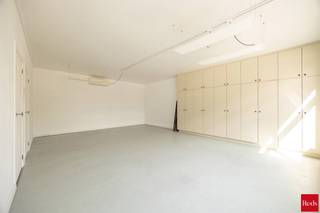 <p>ENKEL BEZOEKEN MOGELIJK NA HET INVULLEN VAN ONDERSTAANDE LINK:<br />https://mijnhuurprofiel.be/property/1e465de7-50ad-46ac-8ed3-ecb32952bd55/login<br /><br />Ruim en verzorgd gelijkvloers appartement te huur in het centrum van Wijnegem. Dit aangename appartement beschikt over twee volwaardige slaapkamers, beide uitgerust met <span>een warm-koud lucht eenheid (ook de woonkamer heeft een extra warm-koud eenheid voor extra comfort),</span> een badkamer <span>(waar nog een nieuw badkamermeubel geplaatst wordt)</span> en een apart toilet, wat zorgt voor extra comfort in het dagelijks gebruik.</p>
<p>De leefruimte is ruim en lichtrijk. Daarnaast is er een aparte buitenruimte aanwezig, ideaal om even tot rust te komen. Dankzij de centrale ligging bevinden winkels, openbaar vervoer en andere voorzieningen zich op wandelafstand.</p>
<p>Bovenop de huurprijs wordt een maandelijkse gemeenschappelijke kost van €50 aangerekend, evenals een provisie van €150 voor water en verwarming. Deze provisie wordt jaarlijks verrekend op basis van het werkelijke verbruik.</p>