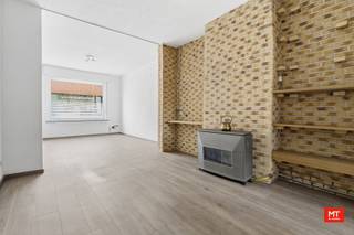 Bent u op zoek naar een ruime woning op wandelafstand van alle voorzieningen, met een uitstekende bereikbaarheid? Dit pand combineert een centrale ligging met een aangename rust en privacy, dankzij de uitbouw en de diepe tuin. Verder beschikt de woning over <strong>conforme elektriciteit, een gunstig EPC en slechts één asbestmateriaal (schouwbuis).</strong><br /><br /><strong>Indeling van het pand </strong>
<ul>
	<li>Gelijkvloerse verdieping: inkomhal (8 m²), ruime en lichtrijke woonkamer (28 m²) met voldoende plaats voor een bureau of speelhoek. Aansluitend bevindt zich de eetkamer (23 m²) met de keuken (21 m²), uitgerust met een koelkast met vriesvak, oven en gasfornuis. Verder is er op het gelijkvloers een badkamer (7 m²) met ligbad, douche, toilet en enkelvoudig wasmeubel. De badkamerspiegel is voorzien van infraroodverwarming, wat perfect samengaat met de aanwezige zonnepanelen.</li>
	<li>Eerste verdieping: nachthal (4 m²) en twee volwaardige slaapkamers (20 m² en 14 m²), beide voorzien van maatkasten.</li>
	<li>Tweede verdieping: twee extra slaapkamers (17 m² en 12 m²) die nog verder afgewerkt kunnen worden naar eigen smaak.</li>
	<li>Kelderverdieping: droge kelder (18 m²).</li>
</ul>
<br /><strong>Kenmerken</strong>

<ul>
	<li>Zonnige tuin met praktische buitenberging</li>
	<li>Verwarming op aardgas, aangevuld met infraroodverwarming in combinatie met 12 zonnepanelen</li>
	<li>Waterverzachter</li>
</ul>
<br />Benieuwd naar de indeling? Check zeker <strong>onderstaande video. </strong><br />Link: https://youtube.com/shorts/43Yfwdr-tW4?feature=share<br /><br />Meer informatie of een vrijblijvend bezoek? Contacteer Eden op 0470 43 78 21 of mail info@minthus.be