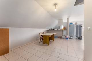 Ontdek dit zeer ruim appartement centrum Moorslede.De indeling van de woning is als volgt:- Inkomhal- Leefruimte- Geïnstalleerde keuken-...