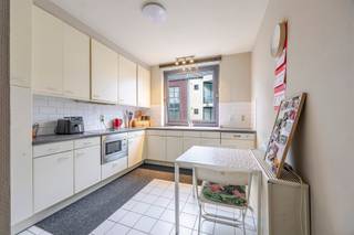 <p><strong>Dit gezellig en instapklaar appartement met 2 slaapkamers situeert zich in “Residentie Delvaux” op de 2<sup>de</sup> verdieping, pal in het centrum van Mol. </strong></p>
<p>Verschillende faciliteiten zoals winkels, scholen, openbaar vervoer (station op 100m), sportcentra... treft men op wandel- en fietsafstand.</p>
<p><strong>INDELING </strong></p>
<p>De inkomhal is voorzien van vestiaire ruimte alsook een gastentoilet.</p>
<p>Verder treft men de aangename leefruimte met achterliggende eethoek van maar liefst 45m². De parketvloer creëert een warme & gezellige sfeer.</p>
<p>De keuken beschikt over veel natuurlijk lichtinval en alle benodigde, hedendaagse toestellen (keramisch kookvuur, vaatwasmachine, combi-oven, ijskast, dampkap). Aansluitend treft men de berging met aansluiting voor de wasmachine.</p>
<p>De nachthal is voorzien van een dressing en biedt toegang tot de badkamer (inloopdouche, ligbad, dubbele lavabo, toilet, spiegel- en opbergkasten). Verder zijn er nog 2 slaapkamers 18m² en 16,5m²), waarvan de kleinste toegang verleent tot het overdekt, Zuidwest georiënteerd terras.</p>
<p>Tenslotte is behoort er ondergronds nog een autostandplaats alsook berging tot het appartement.</p>
<p><strong>BIJZONDERHEDEN </strong></p>
<p>Lift aanwezig</p>
<p>Zeer gunstig EPC (B-label)</p>
<p>Ondergronds: autostandplaats + berging (sectionale poort)</p>
<p>Gemeenschappelijke forfaitaire kost: €50,00 per maand</p>
<p>Kosten voor verwarming, elektriciteit en water vallen ten laste van de huurder</p>
<p>Beschikbaar vanaf 01 september 2026</p>
<p>Inclusief verlichting- en raamdecoratie</p>