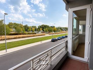 <p>Idéalement situé Avenue Blonden à Liège, à proximité immédiate du centre-ville, du tram et de toutes les commodités, ce bel appartement de ±125 m² avec garage se trouve au 1er étage d’une résidence avec ascenseur. Fraîchement repeint, il offre de très beaux volumes et un excellent confort de vie.<br /><br />Il se compose d’un spacieux double séjour de ±32 m², d’une cuisine full équipée (réfrigérateur, lave-vaisselle, four, taques, hotte et machine lavante-séchante), de deux grandes chambres de ±19 et 21 m², d’une salle de bains (attenante à l'une des chambres), de 2 WC et de deux balcons.<br /><br />Châssis double vitrage, chaudière individuelle au gaz et climatisation.<br /><br />Un garage box privatif au sein de la résidence ainsi qu’une cave en sous-sol sont inclus dans la location.<br /><br />PEB B<br /><br />Loyer : 1.200 €/mois hors charges<br />Provision de charges : 160 €/mois<br />Garage box inclus dans le loyer</p>