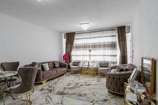 <p><span>Gebroeders Blommestraat 25 (2e verd.) - Borgerhout</span></p><p><span> </span></p><p><span>Appartement (95 m²) met 3 slaapkamers en balkon in Borgerhout.</span></p><p><span> </span></p><p><span>Het pand is gelegen in een gezellige buurt op een boogscheut van Berchem-station, wat het een ideale locatie maakt voor wie pendelt met het openbaar vervoer. Naast een ruim aanbod aan openbare vervoersmogelijkheden is er ook aan velo-stations geen gebrek in de nabije omgeving en daarbovenop bereik je de snelweg in een mum van tijd. Het gebrek aan een open terras wordt meer dan gecompenseerd door de gunstige ligging aan het Te Boelaerpark. </span></p><p><span> </span></p><p><span>Het appartement bevindt zich op de bovenverdieping van een gebouw van 2 hoog, waarvan het dak geïsoleerd is en in goede staat verkeert. De elektriciteit is conform en dankzij de kleinschaligheid van het pand zijn er geen vaste kosten te betalen.</span></p><p><span> </span></p><p><span>Je komt het appartement binnen in de hal met aparte wc en toegang tot de badkamer (4 m²) met douchecabine en lavabo. Aan de voorzijde geeft de hal uit op de woonkamer (30 m²), die op haar beurt in verbinding staat met de aparte keuken (7 m²) met basisuitrusting. Grenzend hieraan is er een inpandig terras (4 m²) met aansluiting voor wasmachine aanwezig. Verder is er vooraan nog een eerste slaapkamer van 6 m² te vinden. De overige 2 slaapkamers van 10 m² en 22 m² zijn gelegen aan de achterzijde en staan met elkaar in verbinding. momenteel is het goed verhuurd aan 930 euro p/maand.</span></p><p><span> </span></p><p><span>Bewoonbare opp. 95 m² ref.: bruto vloeropp. Voor meer info of een gratis schatting surf naar www.hansimmo.be</span></p><p><span> </span></p>