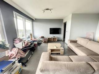 Het appartement beschikt over een comfortabele slaapkamer en een praktische indeling die optimaal gebruik maakt van de beschikbare ruimte. De leefruimte sluit aan op een groot, lang terras aan de voorzijde van het gebouw – dé absolute troef van deze woning. Hier kan u in alle rust genieten van de zon, een aperitief of simpelweg het indrukwekkende panoramische zicht over de omgeving.Indeling van het appartement:- Open leefruimte met veel lichtinval met toegang tot het terras- Open keuken voorzien van alle apparaten- Slaapkamer met toegang tot het terras- BadkamerVerder biedt het appartement een ideale uitvalsbasis met vlotte verbindingen naar Brussel, openbaar vervoer, winkels en andere voorzieningen in de directe omgeving.Interesse? Neem dan contact op met ons om een bezoek in te plannenBestuursmaatregelen in het maatregelenregister: nee
