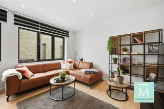 <p><span>Volledig gerenoveerde woning met inpandige garage met toplocatie in Mechelen</span></p><p><span>Ben u op zoek naar een instapklare woning in het centrum van Mechelen? Dan is deze parel zeker wat u zoekt!</span></p><p><span>Deze woning is recentelijk volledig gerenoveerd en is gelegen pal in het centrum van Mechelen.</span></p><p><span>U komt binnen in de inkomhal met apart gastentoilet, van hieruit bereikt u de woonkamer die, omwille van de grote raampartijen, geniet van zeer veel lichtinval. De keuken is volledig uitgerust, zodat u een heerlijke maaltijd kan bereiden!</span></p><p><span>Met deze woning beschikt u over 2 ruime slaapkamers, een badkamer (met inloopdouche, lavabomeubel en toilet) en nog een in te richten kamer (kan dienst doen als slaapkamer, hobbyruimte, vrij beroep,...). U beschikt ook over een gezellig stadstuintje, zodat u rustige buiten kan genieten na een lange (werk)dag.</span></p><p><span>Het grote pluspunt van deze woning is dat u beschikt over een zeer ruime garage, zodat u zeker nooit parkeerproblemen zal ondervinden.</span></p><p><span>Deze prachtige woning is gelegen op wandelafstand van werkelijk alles (scholen, winkels, openbaar vervoer,...) en u beschikt over een vlotte verbinding naar Antwerpen, Brussel en Leuven.</span></p><p><span>Interesse? Aarzel niet te lang om ons te contacteren voor meer informatie of een bezoek! (info@demakelaardij.be of 015/20.20.82)</span></p>