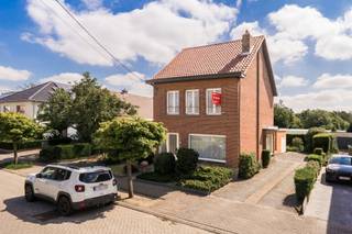 <h3><span>Karaktervolle gezinswoning met 3 slaapkamers, garage en ruime tuin op toplocatie in Sint-Katelijne-Waver</span></h3><p><span>Bent u op zoek naar een gezinswoning met een solide basis, veel ruimte en tal van mogelijkheden om ze volledig naar uw eigen smaak te renoveren? Dan is deze woning zeker een bezoek waard.</span></p><p><span>Met een bewoonbare oppervlakte van 152 m² op een perceel van 600 m</span><span>²</span><span> biedt deze woning alle ruimte voor een comfortabel gezinsleven. De ruime leefruimte geniet van veel natuurlijke lichtinval en straalt dankzij de authentieke houten deuren en schrijnwerk een warme, karaktervolle sfeer uit. Aansluitend bevindt zich de eetkamer en een praktische keuken met voldoende werk- en opbergruimte.</span></p><p><span>Op de verdieping vindt u twee ruime slaapkamers</span><span> </span><span>en een derde kamer, ideaal als kinderkamer, bureau of dressing.  Een absolute troef is de ruime zolderverdieping, die tal van mogelijkheden biedt. Mits de nodige afwerking kan deze worden ingericht als twee extra slaapkamers, een master suite, hobbyruimte, bureau of polyvalente ruimte, volledig afgestemd op uw woonwensen. </span></p><p><span>Hoewel de woning enkele charmante, originele elementen heeft behouden, vormt ze de ideale basis voor wie op zoek is naar een renovatieproject met veel potentieel.</span></p><p><span>Verder beschikt de woning over een droge kelder, een praktische berging/bijkeuken en een garage.</span></p><p><span>Buiten geniet u van een ruime voortuin met oprit en voldoende parkeermogelijkheden. De grote, groene achtertuin biedt alle ruimte om te ontspannen, te tuinieren of kinderen zorgeloos te laten spelen.</span></p><p><span>Dankzij de rustige ligging, nabij winkels, scholen, openbaar vervoer en belangrijke invalswegen, combineert deze woning een uitstekende bereikbaarheid met een aangename woonomgeving.</span></p>