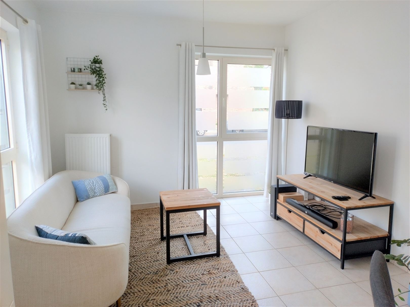 Eigentijds gelijkvloers appartement met 2 slaapkamers, terras en autostaanplaats - foto 3