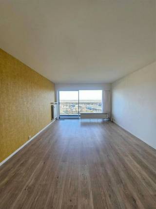 <p>Ruim appartement met prachtig uitzicht en veel lichtinval gelegen op de 15de verdieping.</p><p>Het appartement beschikt over een inkomhal met ingebouwde kast, een ruime leefruimte met veel lichtinval, een praktische keuken (met o.a. kookplaat, dampkap, vaatwasmachine), een badkamer met lavabo en ligbad (met douche) en aansluitingen voor wasmachine en droogkast, twee slaapkamers en een ruim terras. U heeft toegang tot het terras vanuit de leefruimte, de keuken en de twee slaapkamers. Er is ook een kelder.</p><p>Positieve aspecten: <br />- gunstig EPC <br />- Prachtig uitzicht<br />- centrale locatie <br />- Incl. staanplaats<br /> </p>