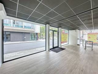 Handelspand centrum Roeselare Top ligging met veel visibiliteit bij het Sint-Amandsplein. Nieuwe dubbele beglazing voorzien! (EPC A) Onmiddellijk...