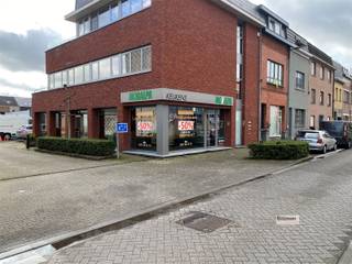 <p><span>Moderne handelsruimte (142.5m2) / showroom centraal gelegen in Mortsel met 4 parkeerplaatsen, kitchenette en ruime kelder (55.5 m2). </span></p><p><span>Momenteel nog in gebruik als showroom, beschikbaarheid kan op relatief korte termijn besproken worden met eigenaar. </span></p><p><span>Niet geschikt voor Horeca. </span></p>
