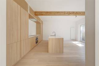  Rez-de-chaussée- hall d'entrée avec toilettes pour invités- vestiaire spacieux- salon lumineux- cuisine ouverte entièrement équipée- salle à manger-...