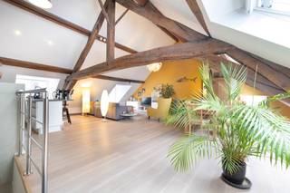 BRUSSEL, in het hart van de Clos des Chartreux, op een steenworp afstand van de Jardin aux Fleurs, presenteren wij dit prachtige, lichte...