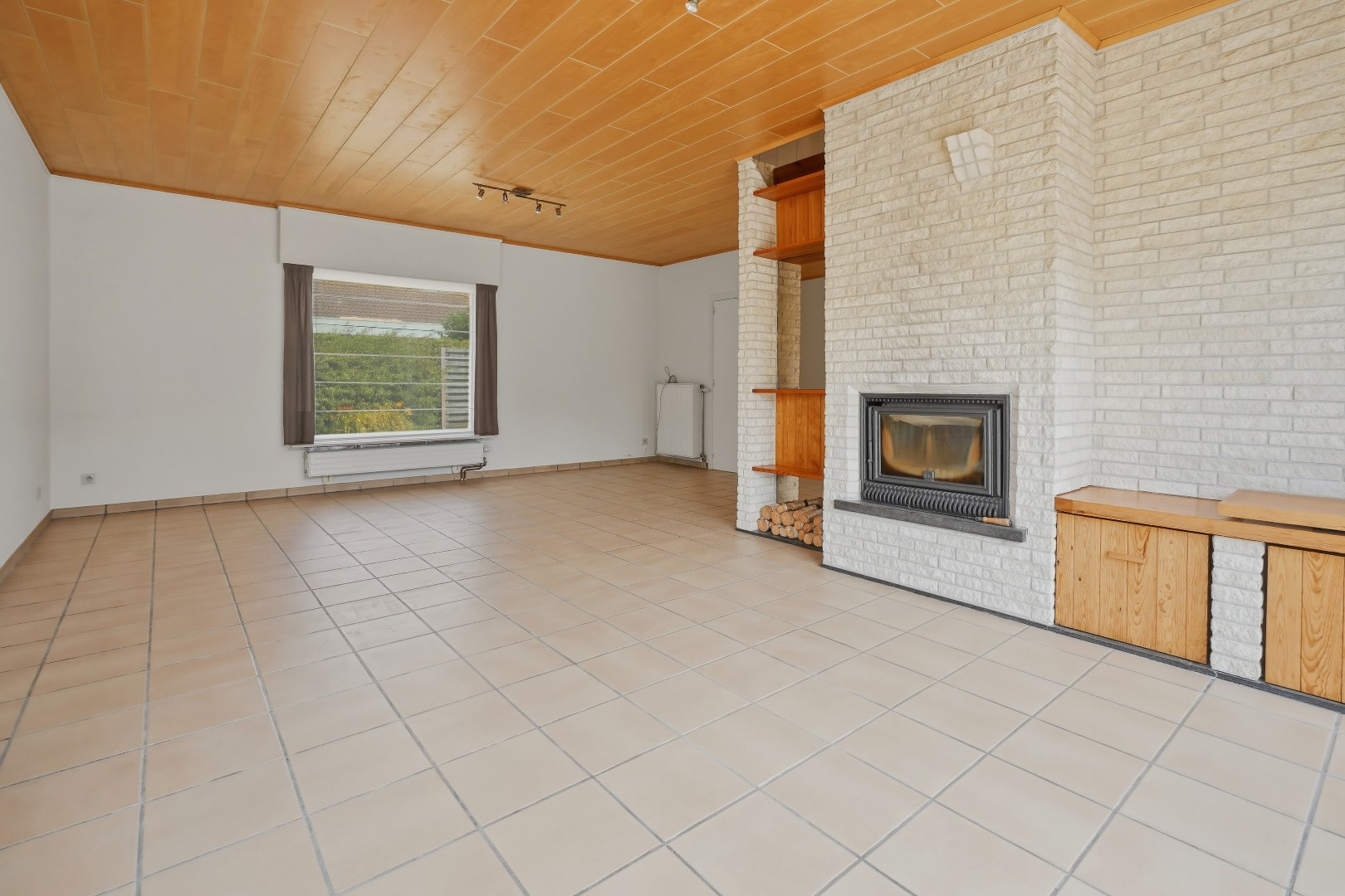 Rustig gelegen open bebouwing (type bungalow / gelijkvloerswoning) met 3 slaapkamers en prachtige tuin te Diksmuide. - foto 4