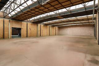 <br />Dit unieke commerciële eigendom (lot 6 en lot 8) is strategisch gelegen langs de parallelweg van de R8, de ring rond Kortrijk, in Harelbeke. Dankzij de uitstekende bereikbaarheid via de belangrijkste invalswegen en autosnelwegen, en de nabijheid van het centrum van Harelbeke, Kortrijk, winkels en bedrijven, geniet deze locatie van een uitzonderlijke commerciële troef. Dit ruime en karaktervolle fabrieksgebouw combineert authentieke charme met een waaier aan mogelijkheden. Lot 6 omvat een oppervlakte van ca. 868 m², aangevuld met lot 8, een parkeerterrein van ca. 602 m², voorzien van een grote toegangspoort en ruime parkeergelegenheid. Het pand leent zich uitstekend voor diverse professionele activiteiten, zoals handel, retail, kantoren, vrije beroepen, opslagruimte, ateliers, showrooms of andere commerciële toepassingen. De combinatie van ruimte, zichtbaarheid, bereikbaarheid en parkeermogelijkheden maakt dit een unieke opportuniteit voor ondernemers die op zoek zijn naar een pand met uitstraling én potentieel. Bent u op zoek naar een locatie om uw onderneming te starten, uit te breiden of verder te laten groeien? Neem dan vrijblijvend contact met ons op voor meer informatie of een bezichtiging.