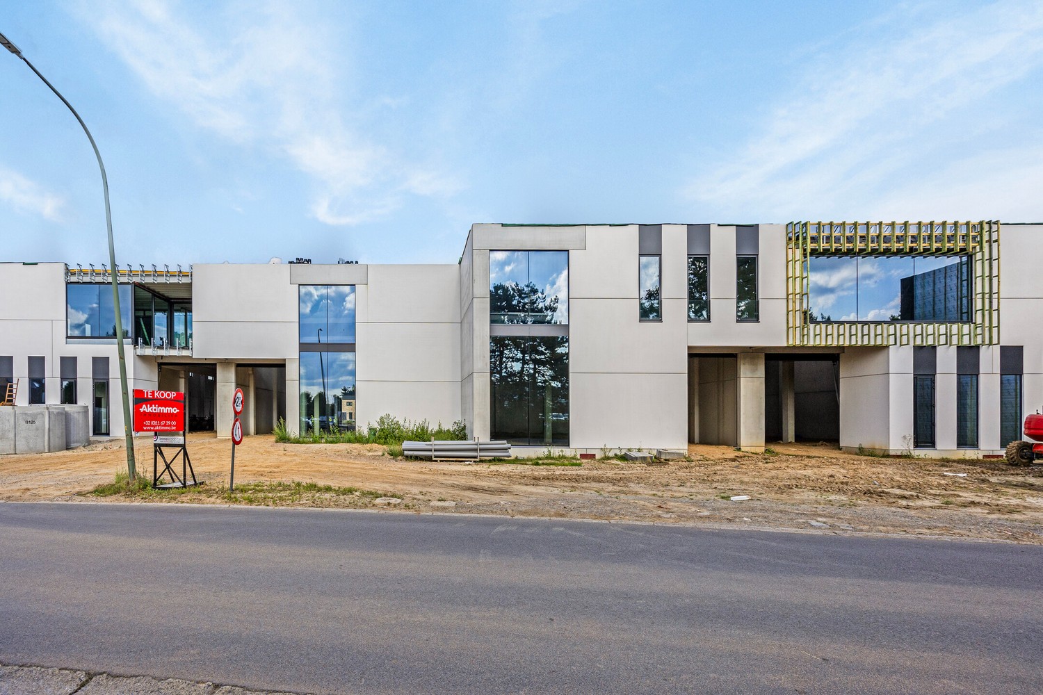 Modern bedrijfsgebouw op knappe site te koop! - foto 1