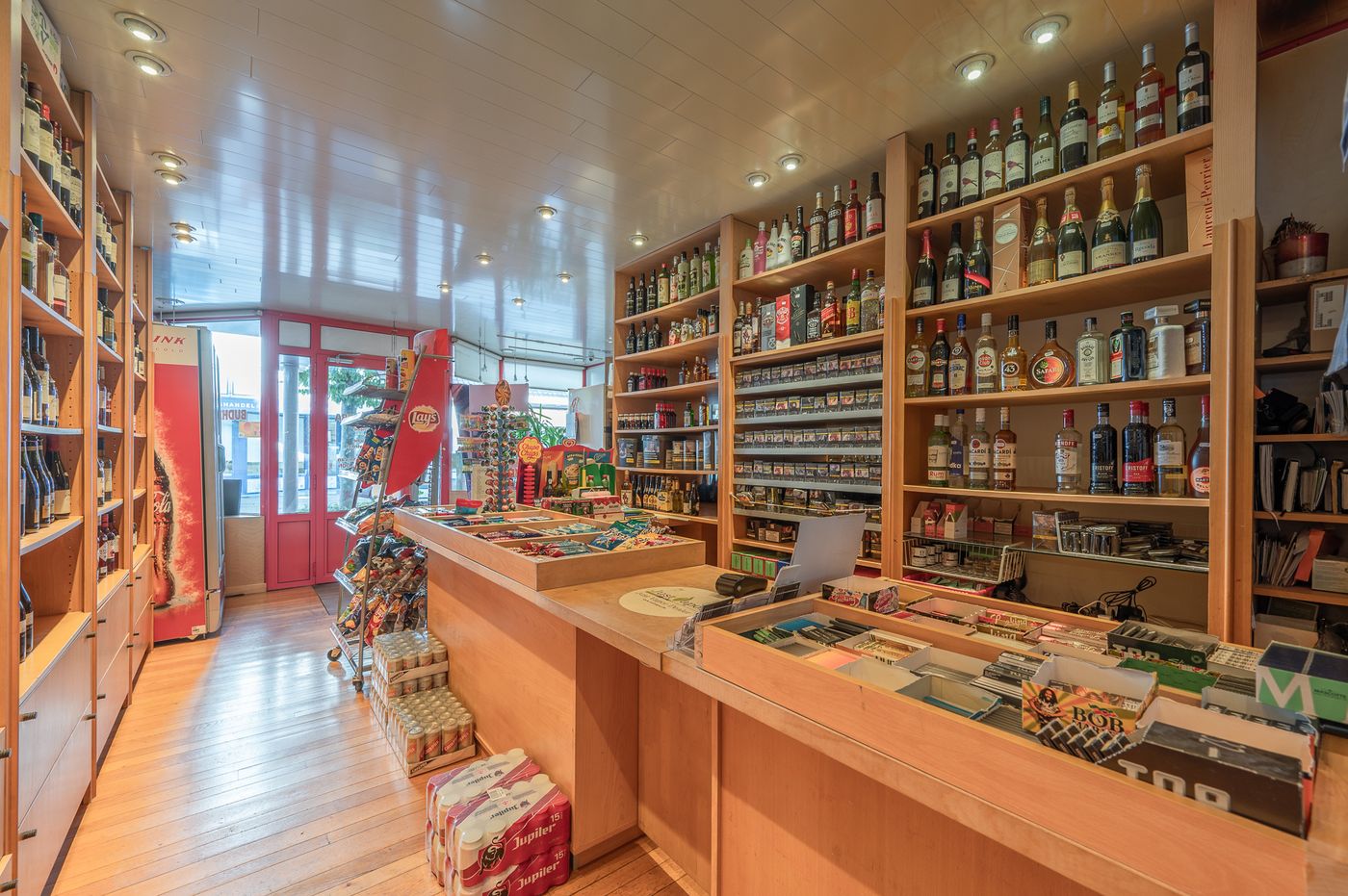 Ruime woning met atelier (65m²) en commerciële mogelijkheid in centrum Sint-Kruis - foto 4