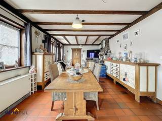 <p><b>Deze charmante halfopen bebouwing</b> biedt op het gelijkvloers een ruime inkomhal met gastentoilet, een lichtrijke woonkamer met eetplaats en een ingerichte keuken die aansluit op een bureau- of speelhoek.<br /><br />Op de eerste verdieping bevinden zich <b>drie slaapkamers</b> en een badkamer uitgerust met douche, bad, lavabo en toilet. De zolderverdieping, bereikbaar via een valluik, creëert <b>bijkomende mogelijkheden voor uitbreiding of extra bergruimte</b>. Een praktische kelder voorziet bovendien in extra opslag.<br /><br />Achteraan bevindt zich een gezellige, <b>onderhoudsvriendelijke terrastuin</b> (ideale zuid oriëntatie) met tuinberging. Voor het parkeren is er een <b>ruime oprit</b> en een <b>inpandige garage met automatische poort aanwezig. <br /><br /></b>Het pand is <strong>momenteel verhuurd, </strong>wat het ook bijzonder <strong>interessant maakt als investering.</strong> De woning is voorzien van o.a. dubbele beglazing, elektriciteit conform AREI, ..<strong>.</strong> <br /><br />Deze woning is rustig doch centraal gelegen te Affligem - Teralfene Dankzij de nabijheid van het op- en afrittencomplex is Gent of Brussel vlot bereikbaar. Ook Aalst bevindt zich op korte afstand, net als diverse handelszaken, scholen en openbaar vervoer. <br /><br />Voor meer informatie of een bezoek, kan contact worden opgenomen met Nadia via 0486 79 73 19 of nadia@immotijl.be.</p>